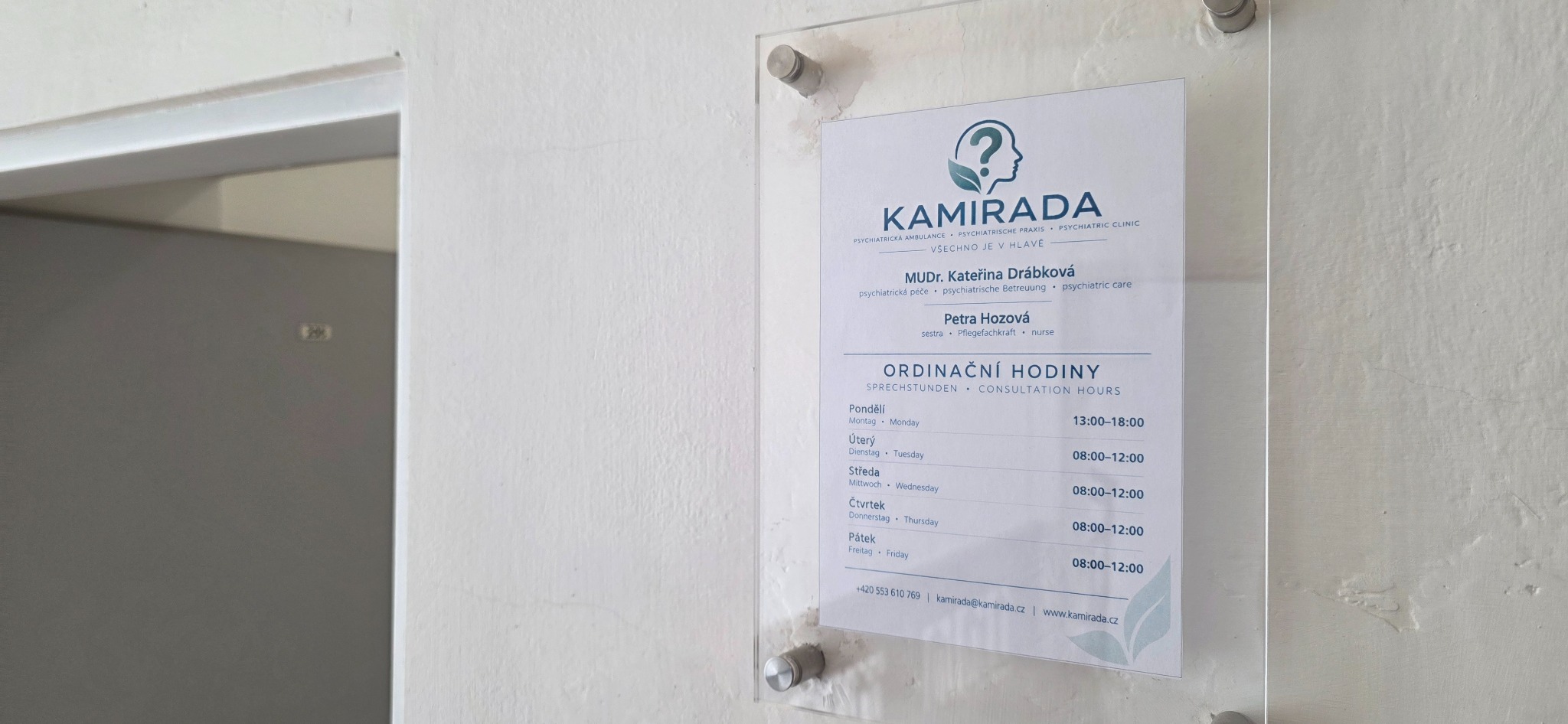 Označení psychiatrické ambulance KAMIRADA u vstupu