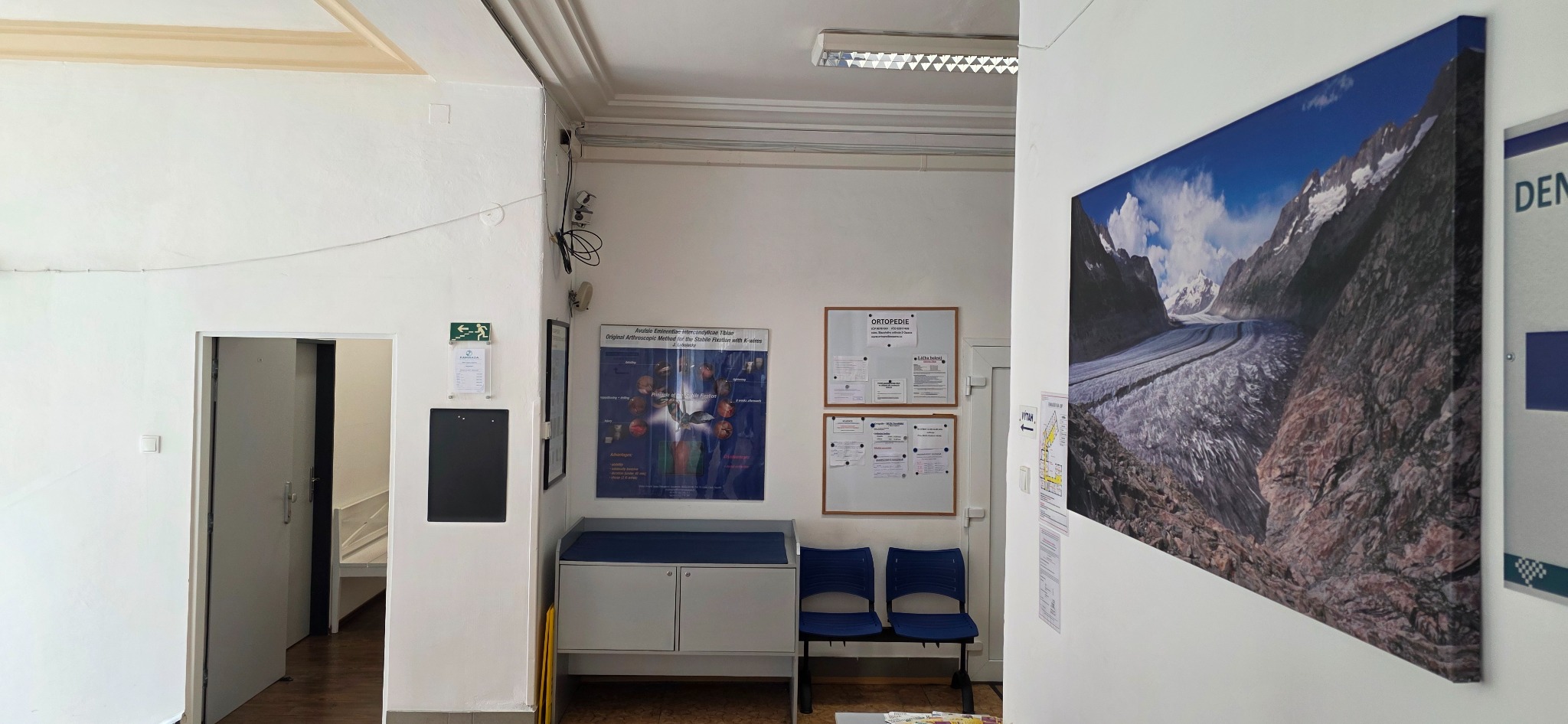 Čekárna polikliniky před ambulancí KAMIRADA
